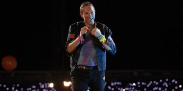 Chris Martin, vocalista de Coldplay, sonríe durante un concierto de la banda británica en Bogotá (Colombia), este 16 de septiembre de 2022. EFE/Mauricio Dueñas Castañeda