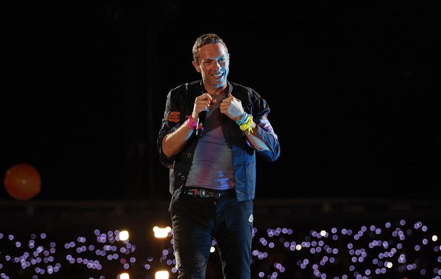 Chris Martin, vocalista de Coldplay, sonríe durante un concierto de la banda británica en Bogotá (Colombia), este 16 de septiembre de 2022. EFE/Mauricio Dueñas Castañeda