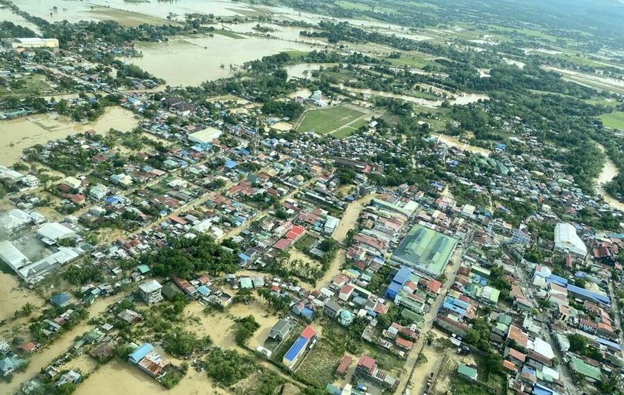 Fotografía facilitada por la Fuerza Aérea de Filipinas (PAF) muestra una toma aérea de un pueblo inundado en la provincia de Nueva Ecija, Filipinas. EFE/EPA/HANDOUT HANDOUT EDITORIAL USE ONLY/NO SALES