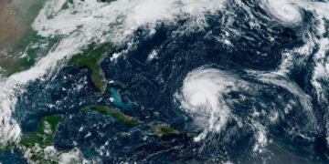 Imagen satelital cedida hoy por la Oficina Nacional de Administración Oceánica y Atmosférica de Estados Unidos (NOAA), a través del Centro Nacional de Huracanes (NHC), donde se muestra la localización en el Atlántico del huracán Danielle (d) y la tormenta tropical Earl (i). EFE/NOAA-NHC