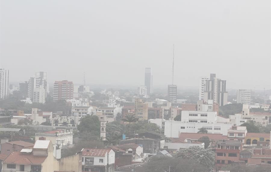 Una nube de humo procedente de incendios en varias zonas de la región, en Santa Cruz (Bolivia), en una fotografía de archivo. EFE/Juan Carlos Torrejón