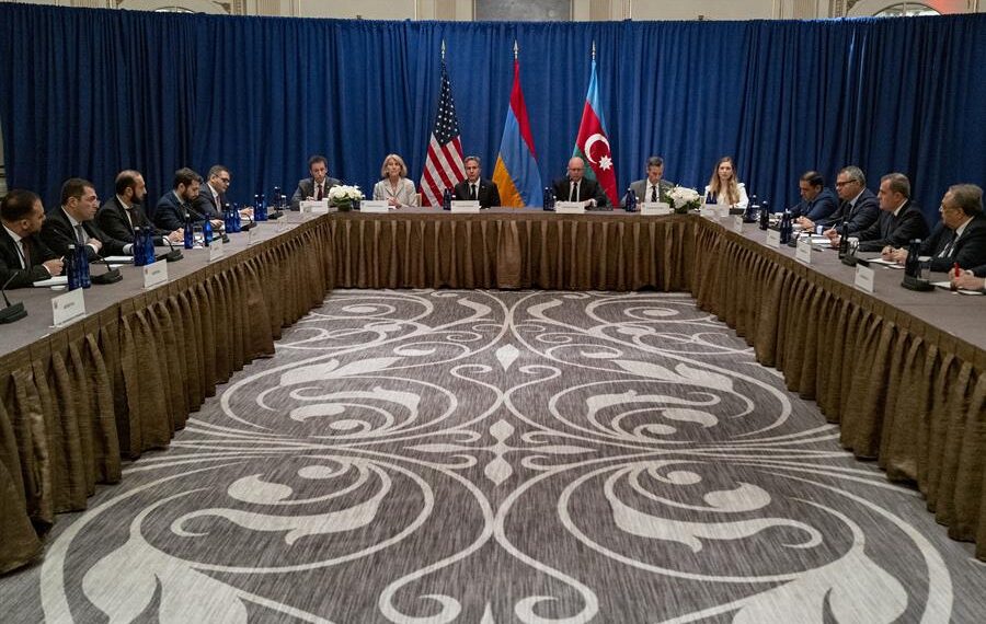 El Secretario de Estado Antony Blinken (C) se reúne con una delegación armenia que incluye al Ministro de Relaciones Exteriores Ararat Mirzoyan (I) y una delegación con Azerbaiyán que incluye al Ministro de Relaciones Exteriores de Azerbaiyán Jeyhun Bayramov (D), este 19 de septiembre de 2022. EFE/EPA/Craig Ruttle / POOL