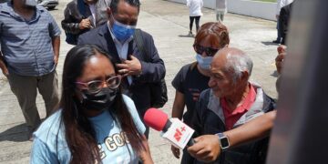 Margarita Hay Urrutia (i) hermana y José Luis Hay, padre de Abigail Hay Urrutia hablan con los medios de comunicación hoy, afuera del congreso de la ciudad de Oaxaca (México). EFE/Daniel Ricardez