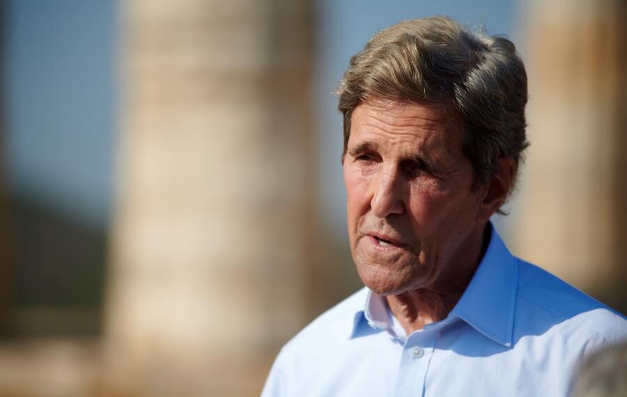 Imagen de archivo del enviado especial de Estados Unidos para el clima, John Kerry. EFE/EPA/FOTIS PLEGAS GAVRILAKIS