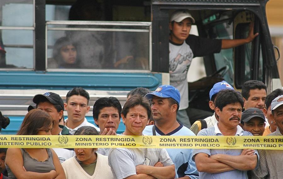 Fotografía de archivo en la que se registró a un grupo de ciudadanos al observar la escena de un homicidio múltiple, en Ciudad de Guatemala (Guatemala). EFE/Tomás Bravo