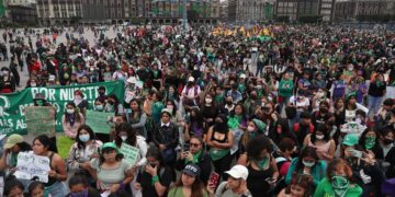 Cientos de mujeres de colectivos feministas participan de unas manifestaciones por el Día de Acción Global por un aborto legal y seguro, hoy, en Ciudad de México (México). EFE/ Sáshenka Gutiérrez