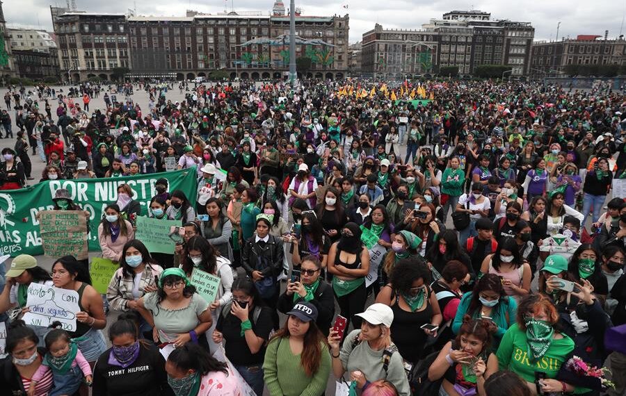 Cientos de mujeres de colectivos feministas participan de unas manifestaciones por el Día de Acción Global por un aborto legal y seguro, hoy, en Ciudad de México (México). EFE/ Sáshenka Gutiérrez