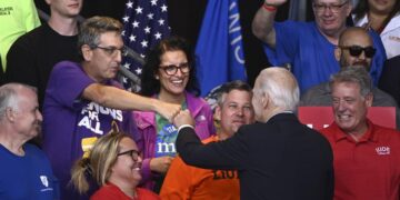 El presidente de Estados Unidos, Joe Biden, saluda a seguidores durante un acto por el Día del Trabajo, en Milwaukee, Wisconsin (EE.UU.), este 5 de septiembre de 2022. EFE/EPA/Matt Marton