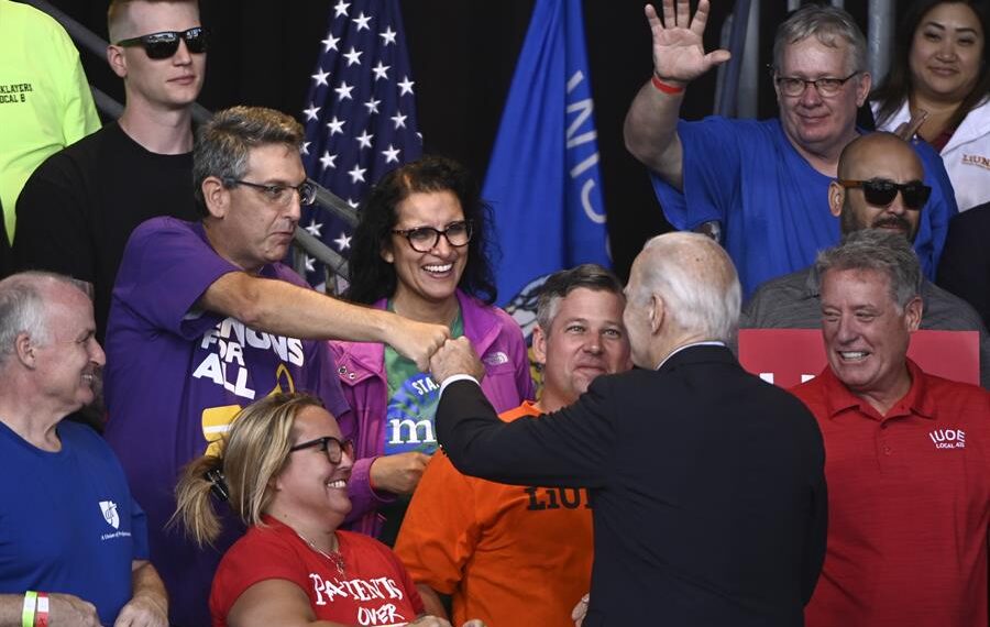 El presidente de Estados Unidos, Joe Biden, saluda a seguidores durante un acto por el Día del Trabajo, en Milwaukee, Wisconsin (EE.UU.), este 5 de septiembre de 2022. EFE/EPA/Matt Marton