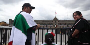 Personas se dan cita en el Zócalo previo a la ceremonia del Grito de Independencia, hoy, en Ciudad de México (México). EFE/ Sáshenka Gutiérrez