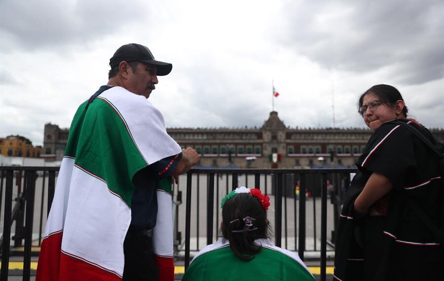 Personas se dan cita en el Zócalo previo a la ceremonia del Grito de Independencia, hoy, en Ciudad de México (México). EFE/ Sáshenka Gutiérrez