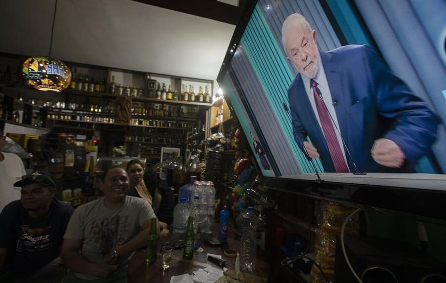 Brasileños observan el último debate con los candidatos que compiten por la presidencia de Brasil. EFE/ Joédson Alves.