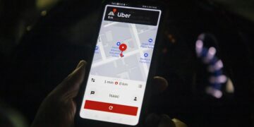 Fotografía de un conductor de aplicación de Uber, iniciando un viaje el 11 de septiembre de 2022, en la Ciudad de México (México). EFE/Isaac Esquivel