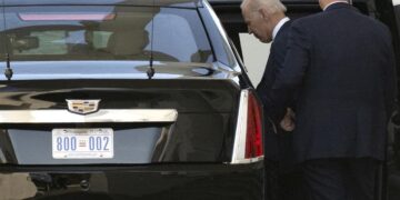 El presidente estadounidense, Joe Biden, aborda un automóvil para participar en los eventos relacionados con la apertura de la Asamblea General de las Naciones Unidas. EFE/EPA/Ron Sachs / Pool