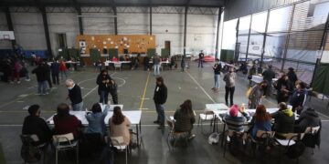 Ciudadanos asisten a votar el plebiscito constitucional hoy, en Santiago (Chile). EFE/ Elvis González