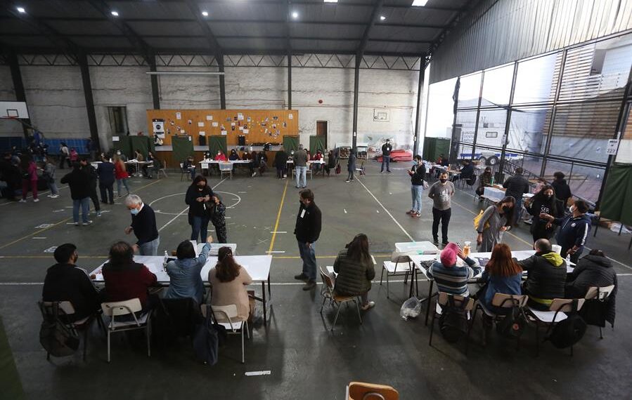 Ciudadanos asisten a votar el plebiscito constitucional hoy, en Santiago (Chile). EFE/ Elvis González