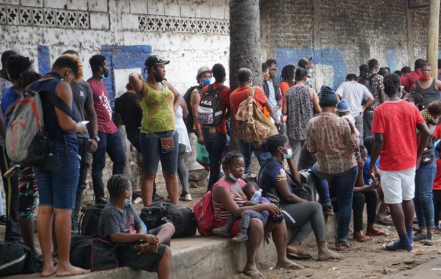Migrantes descansan y esperan en las cercanías de un albergue en la ciudad de Tapachula, estado de Chiapas (México). Imagen de archivo. EFE/Juan Manuel Blanco
