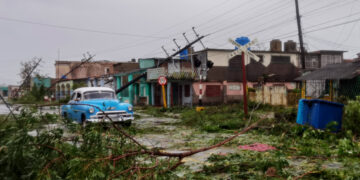 Un automóvil transita entre los escombros dejados por el paso del huracán Ian en Pinar del Río (Cuba). EFE/ Yander Zamora