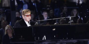 El cantante británico Elton John presenta un espectáculo que llama 'A Night When Hope and History Rhyme' como parte de su gira de despedida en la Casa Blanca en Washington. EFE/EPA /BONNIE CASH/Pool