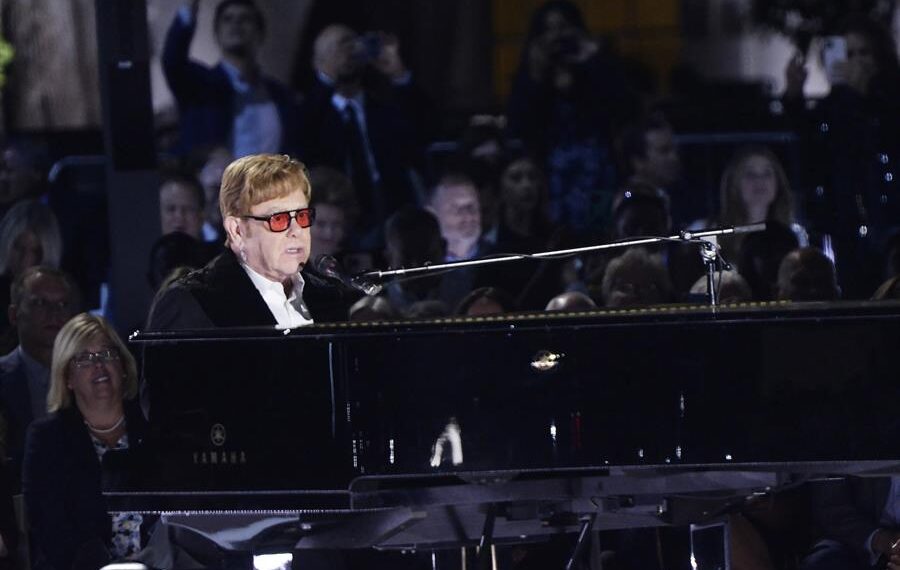 El cantante británico Elton John presenta un espectáculo que llama 'A Night When Hope and History Rhyme' como parte de su gira de despedida en la Casa Blanca en Washington. EFE/EPA /BONNIE CASH/Pool