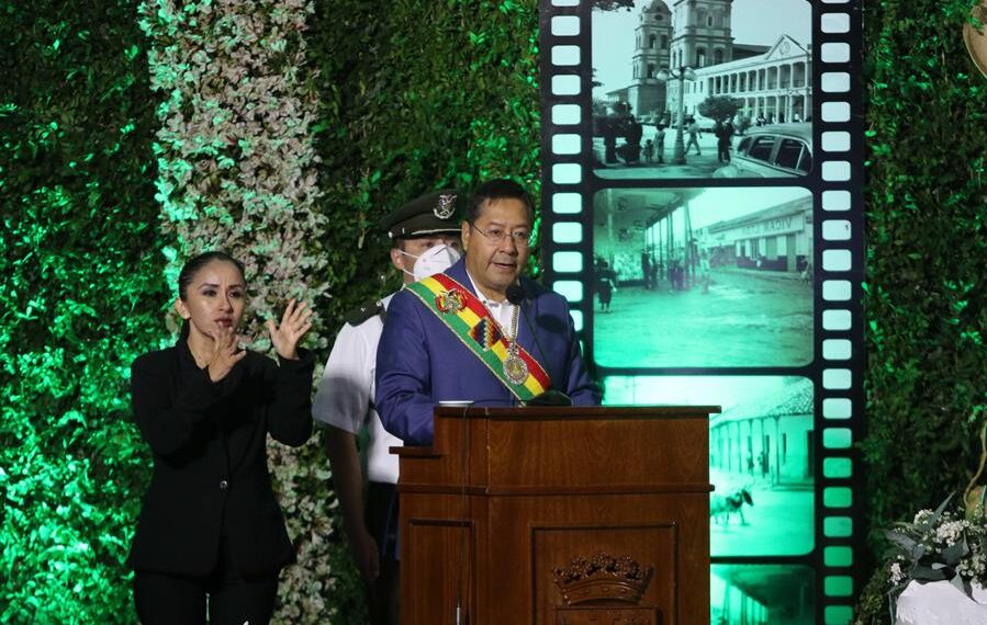 El presidente de Bolivia, Luis Arce, este 22 de septiembre de 2022 en la Sesión de Honor por los 212 años de la gesta libertaria de Santa Cruz (Bolivia). EFE/Juan Carlos Torrejón