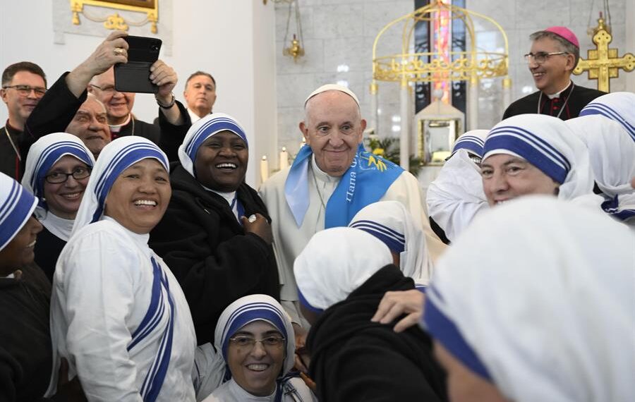 El papa Francisco con un grupo de monjas, hoy día 15 durante su visita a Kazajistán. EFE/EPA/VATICAN MEDIA