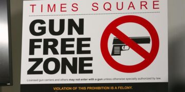 Fotografía cedida por el Concejo Municipal de Nueva York donde se aprecia un letrero con el mensaje "Times Square, zona libre de armas" este 31 de agosto de 2022. EFE/John McCarten/NYC Council