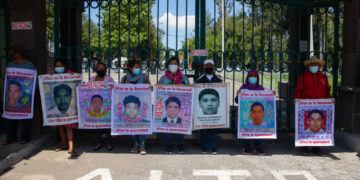 Los familiares de las víctimas del caso Ayotzinapa continúan pidiendo justicia 8 años después (Créditos: Getty Images)