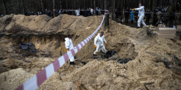 Cientos de fosas han sido exhumadas para realizar las respectivas autopsias en Izium, localidad de Járkov, Ucrania (Créditos: Getty Images)