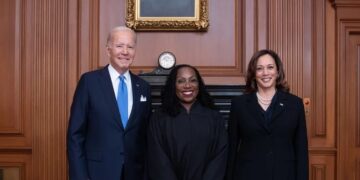 La nueva jueza suprema Ketanji Brown Jackson recibió su envestidura acompañada de Joe Biden y Kamala Harris (Fuente: Collection of the Supreme Court of the United States)