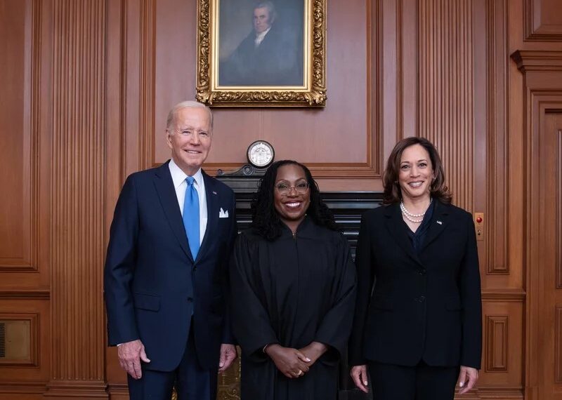 La nueva jueza suprema Ketanji Brown Jackson recibió su envestidura acompañada de Joe Biden y Kamala Harris (Fuente: Collection of the Supreme Court of the United States)