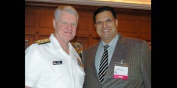 Foto de Leonard Francis (Der), junto con el entonces almirante. Gary Roughead (Izq), en ese momento jefe de operaciones navales, en 2008 (Fuente: Navy League of the United States Singapore Council)