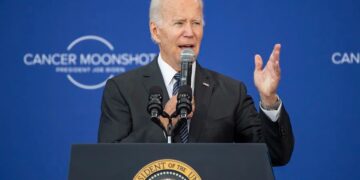 El presidente estadounidense, Joe Biden, habla sobre 'Cancer Moonshot', que tiene como objetivo reducir drásticamente las muertes por cáncer, este 12 de septiembre de 2022. EFE/EPA/Amanda Sagba