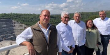 El presidente de México, Andrés Manuel López Obrador, y el gobernador de Jalisco, Enrique Alfaro, junto con otros tres funcionarios (Fuente: YouTube AMLO)