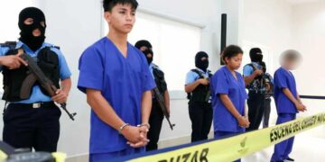 Los presuntos asesinos de las dos niñas fueron presentados por la policía nacional (Fuente: Foto 19 Digital)