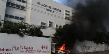 Fotografía de un vehículo quemándose en la entrada del Palacio de Justicia, durante una protesta para exigir justicia por los 43 desaparecidos de Ayotzinapa, hoy, en Iguala, estado de Guerrero (México). EFE/ Jose Luis de la Cruz