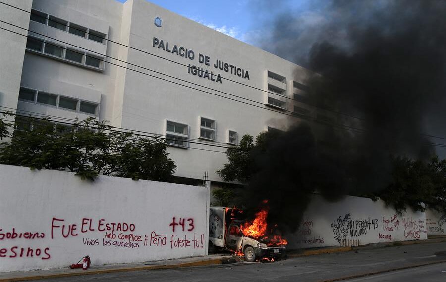 Fotografía de un vehículo quemándose en la entrada del Palacio de Justicia, durante una protesta para exigir justicia por los 43 desaparecidos de Ayotzinapa, hoy, en Iguala, estado de Guerrero (México). EFE/ Jose Luis de la Cruz