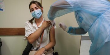 Fotografía de archivo en la que se registró a una mujer al ser vacunada contra la covid-19, en Montevideo (Uruguay). EFE/Federico Anfitti