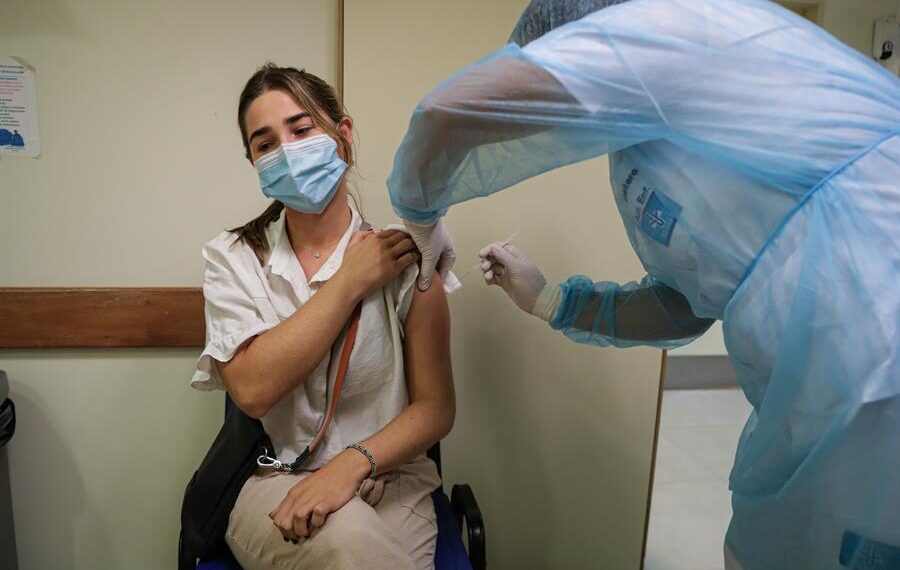 Fotografía de archivo en la que se registró a una mujer al ser vacunada contra la covid-19, en Montevideo (Uruguay). EFE/Federico Anfitti
