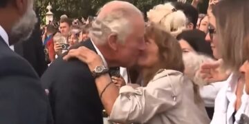 Jenny Assiminios le dio un beso al rey Carlos III cuando este se encontraba saludando a la multitud (Captura de pantalla)