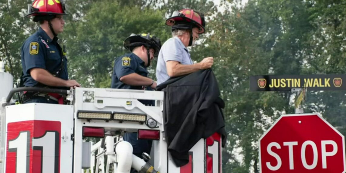 Miembros del cuerpo de bomberos del condado de Cherokee develando uno de los letreros (Fuente: wsbtv)