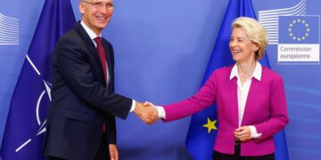 El secretario general de la OTAN, Jens Stoltenberg, es recibido por la presidenta de la Comisión Europea, Ursula von der Leyen, en Bruselas ESTE LUNES. EFE /EPA/STEPHANIE LECOCQ