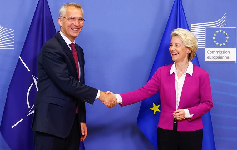 El secretario general de la OTAN, Jens Stoltenberg, es recibido por la presidenta de la Comisión Europea, Ursula von der Leyen, en Bruselas ESTE LUNES. EFE /EPA/STEPHANIE LECOCQ