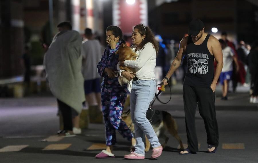 Personas permanecen en las calles después de registrarse un terremoto la madrugada de este jueves en la Ciudad de México (México). EFE/ Sáshenka Gutiérrez