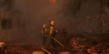 Bomberos intentan extinguir el fuego en una casa en Hemet, California (EE.UU.), este 6 de septiembre de 2022. EFE/EPA/Allison Dinner