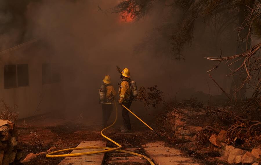 Bomberos intentan extinguir el fuego en una casa en Hemet, California (EE.UU.), este 6 de septiembre de 2022. EFE/EPA/Allison Dinner
