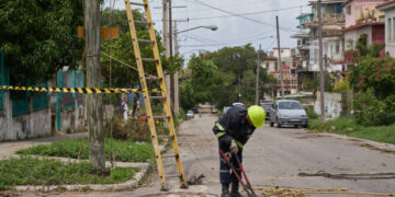 El gobierno cubano inició este miércoles los trabajos para restablecer el servicio eléctrico en la isla (Créditos: Getty Images)