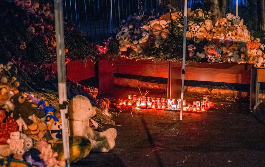 Flores y peluches depositados en la escena del tiroteo en una escuela rusa en la república de Udmurtia, en los Urales, en el que murieron 17 personas, entre ellas 11 niños. EFE/EPA/ANDREY KOROTKOV