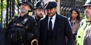 El ex futbolista David Beckham, es uno de los miles que se han dirigido al Parlamento británico para rendir tributo a Isabel II (Créditos: Getty Images)