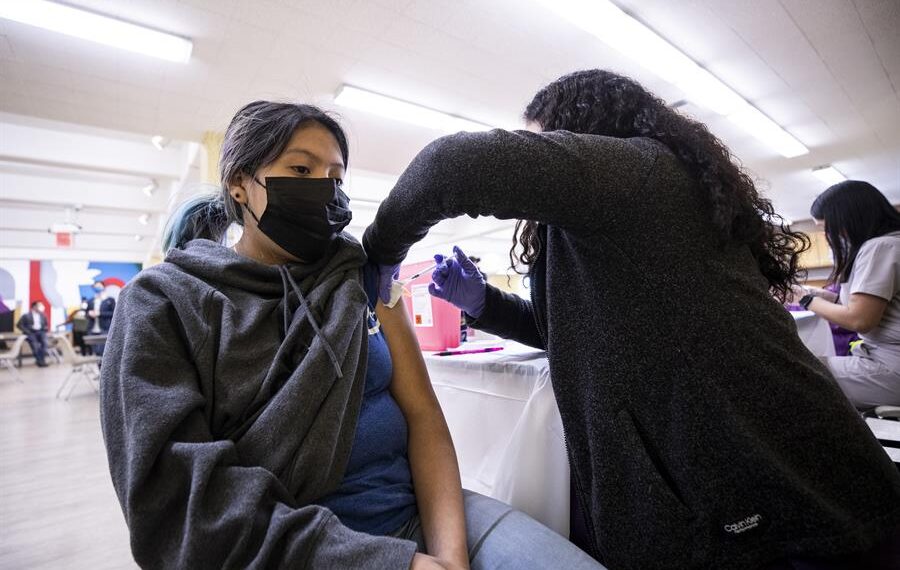 Una persona es vacunada contra el coronavirus en Estados Unidos. Foto de archivo. EFE/EPA/ETIENNE LAURENT